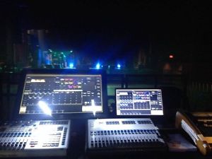 Avolites Titan Mobile W/wing & Touchscreen