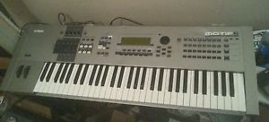 Yamaha MOTIF6 Keyboard Synthesizer
