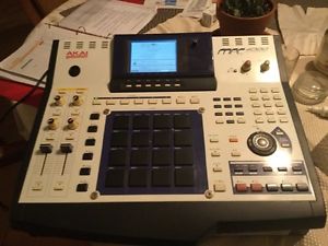 Akai Professional MPC4000 with CDRW/8 outs board, fx board, updated OS