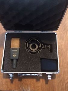 AKG C414XLii LARGE DIAPHRAM CONDENSER MICROPHONE WITH CASE AND ALL ACCESORIES