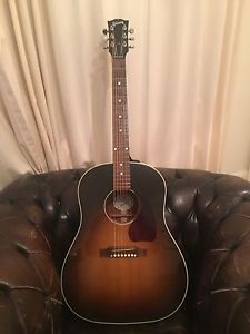 gibson j45 Acoustic guitar Standard Beautiful Condition 2010 + Hard Case.