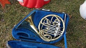 YAMAHA 662 DOUBLE FRENCH HORN PLAYS VERY WELL,COMPRESSION VERY GOOD DISINFECTED