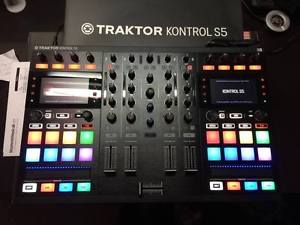 Native Instrument Traktor Kontrol S5 usata 3 volte come nuova con scontrino gar.