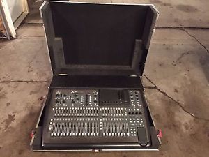 Behringer X-32 32-Channel Digital Mixing Console w/Road Case/Doghouse/Casters!