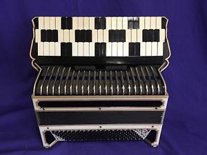 UNIFORM 140 BASS TRUE COLLECTORS ITEM ACCORDION