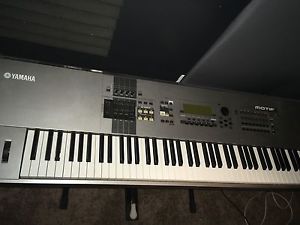 Yamaha MOTIF8 Keyboard Synthesizer