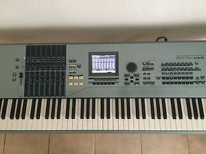 Yamaha MOTIF XS8 Keyboard Synthesizer with Road Runner 88 key Flight Case