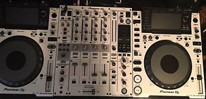 2 pioneer cdj 2000 nexus & 1 DJM900nxs2 (nexus 2)