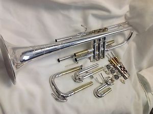 BACH OMEGA TRUMPET,NEAR MINT, FULLY SERVICED , 548777