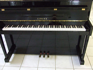Yamaha Klavier P 110N schwarz hochglanz mit Konsole