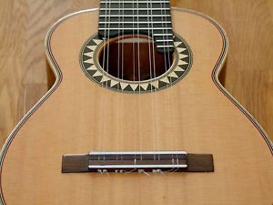 Charango  TRADICIONAL PERUANO de Nogal (Walnut) Peruano con Cedro (Cedar) Canadi