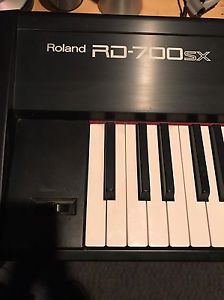 Roland RD700 SX Stage Piano With Road Runner Hard KBRR88W Flight Case