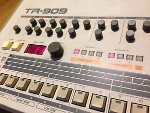 Roland TR-909 Drum Machine Excellent Condition!