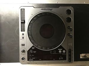 2 Pioneer CDJ-800 Professional DJ Used (minimal wear and tear)**GREAT DEAL**