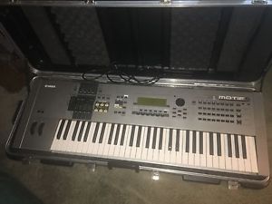 Yamaha MOTIF6 Keyboard Synthesiz