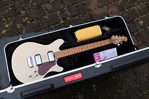 Music Man James Valentine Trans Buttermilk E-Gitarre Made in USA  mini Lackriss