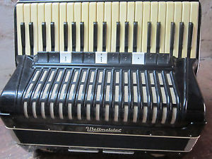 Weltmeister full size accordion  used  in side 4 sets good condition  bass 2sets