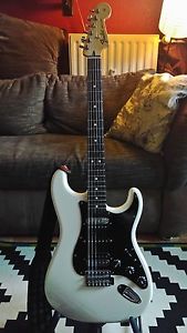Fender Standard Stratocaster HSH RW Olympic White E-Gitarre