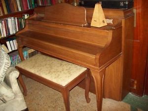 BEAUTIFUL STEINWAY CONSOLE PIANO QUEEN ANNE AND BENCH