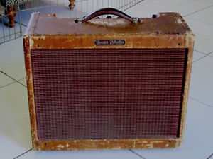 1959 Fender Vibrolux Tweed Amp beat but really sweet !