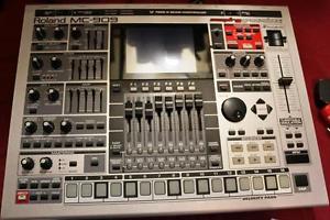 ROLAND MC 909 SAMPLING GROOVEBOX