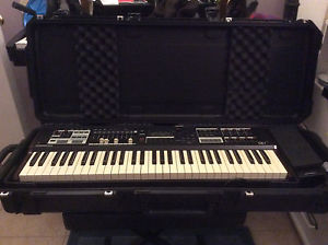 Hammond SK1 61 note stage keyboard + Hammond EXP50 ped. + SKB i Series road case