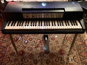 Wurlitzer 200A Electric Piano (+ original sustain pedal & chrome legs) + flight