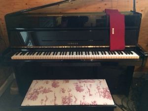piano droit YAMAHA vernis noir