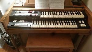 Lowrey DSO-1 Organ
