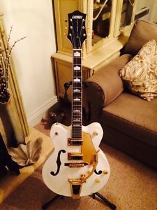 Gretsch Electromatic G5422T with Bigsby - White ..... With Gretsch Hardcase