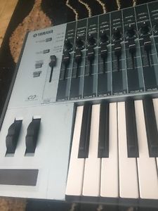 Yamaha MOTIF XS6 Keyboard Synthesizer