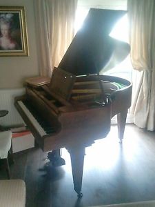 baby grand piano