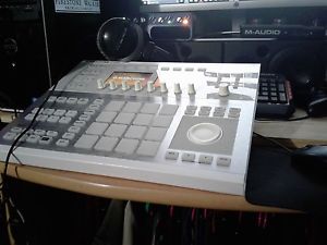 Native Instruments Maschine Studio (White) with Software