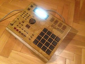 AKAI MPC 2000 CUSTOM"WOOD"MIDI PRODUCTION CENTER+NEW LCD DISPLAY+CUSTOMPADS+32MB