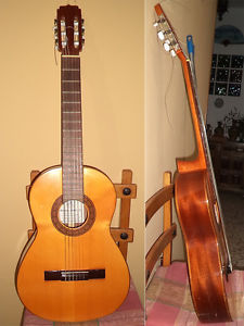 TG= GUITARRA ARTESANAL QUILES Nº 499 CATARROJA VALENCIA Mide 1 metro de larga