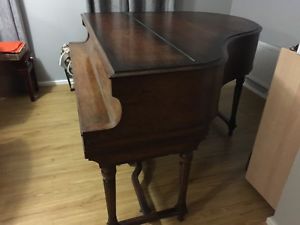 baby grand piano