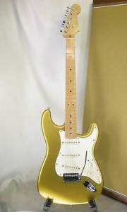 Fender USA Stratcaster Gold / Maple 2000 Stratocaster Type Electric Guitar