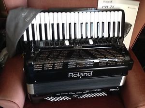 Roland FR7X accordion