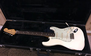 Fender 60s Road Worn Stratocaster with Fender Deluxe Hardshell Case