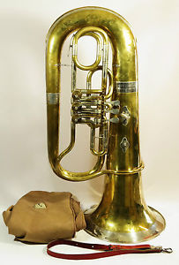 riesige alte Tuba