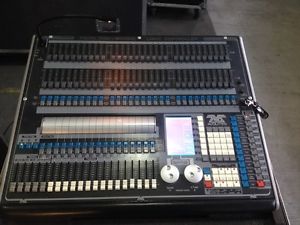 Avolites Pearl 2004 Mixer console luci DMX + flight case