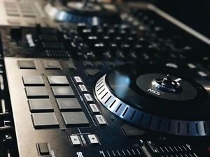 Numark NS7II + Flight Case and XLR