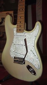 Vintage Circa 1975 Fender Stratocaster Electric Guitar White Good Cond w/ Gigbag