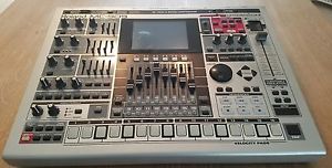 Roland MC-909 Sampling Groovebox FREE SHIPPING