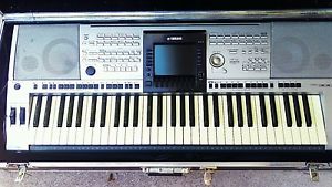 Yamaha PSR-3000 keyboard with flight case