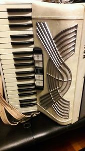 Akordeon hohner Verdi II with case in very good conditio