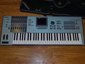 Yamaha MOTIF XS6 61 Key Synthesizer in Near Mint Condition - with carry case wow