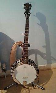 Deering 5 string Blue grass Banjo Sierra in Hard Case with strap
