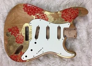 Body guitar Fender Stratocaster style GOLD LEAF red roses flowers natural, paint