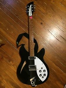 1986 Rickenbacker 330 w/ hsc and an extra set of pickups
